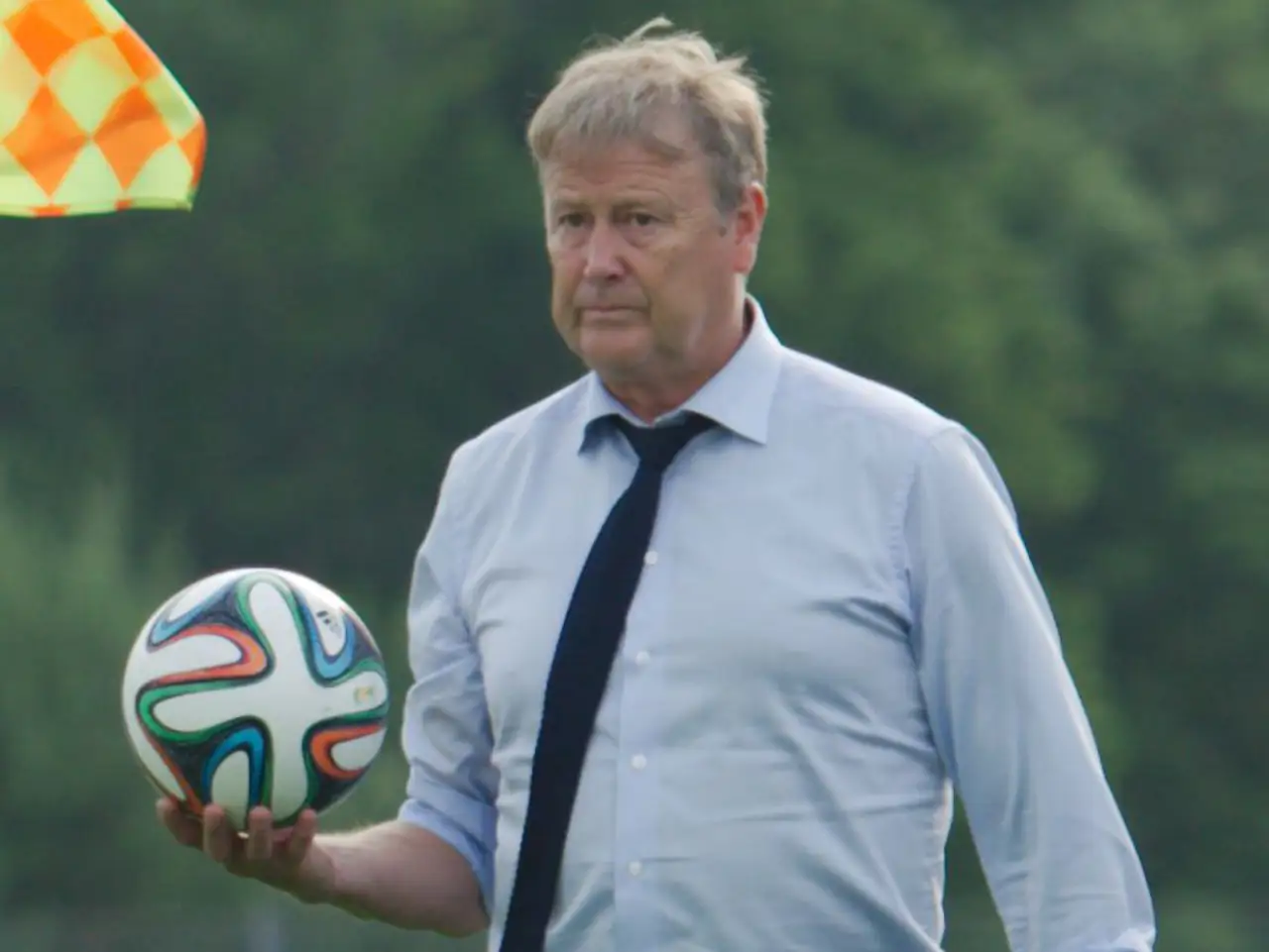 Åge Hareide står ved sidelinja som trener for Malmö FF under en Allsvenskan-kamp i 2014.