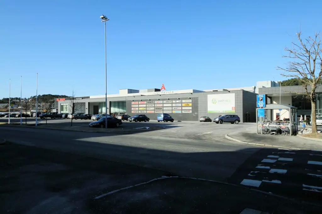 Åsane senter i Haukedal med inngang og parkeringsområde.