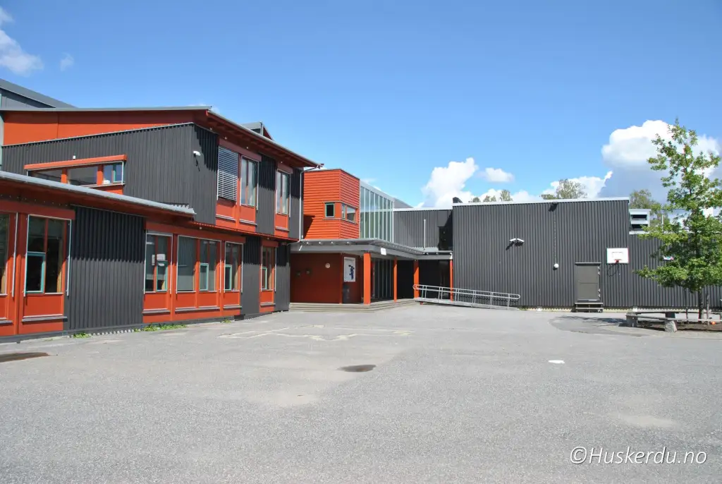 Askimbyen skole med skoleplassen i forgrunnen og gymsalen som del av anlegget i Askim sentrum