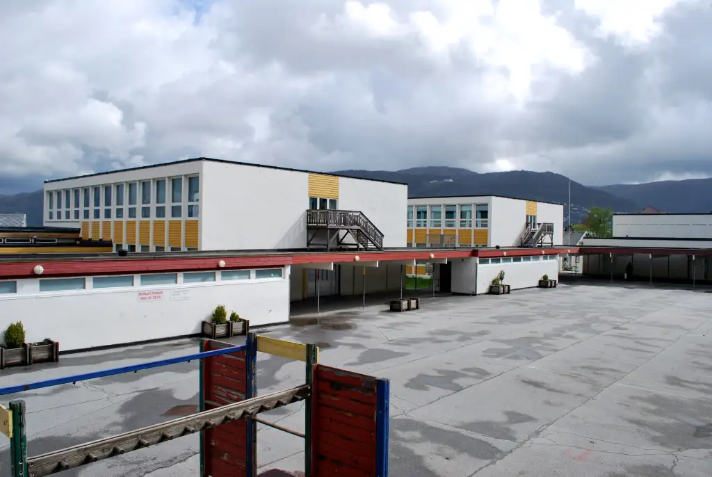 Damsgård skole på Damsgård i Laksevåg med skolegård og bygninger.