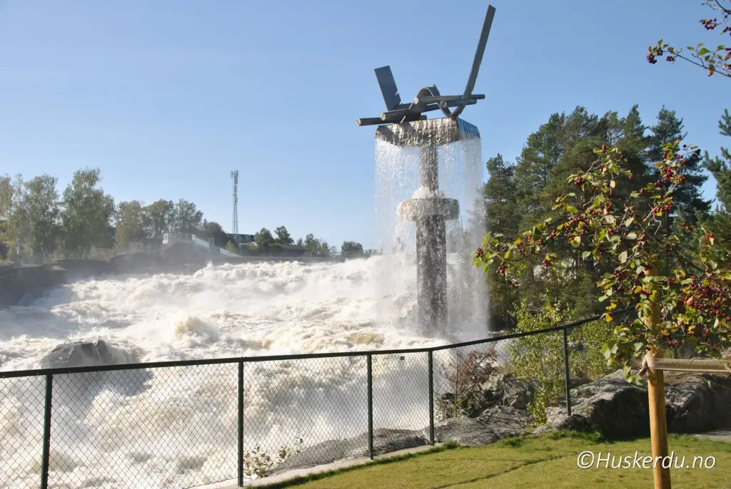 Oppgangssaga i Hønefossen med kraftig vannføring midt i Hønefoss.