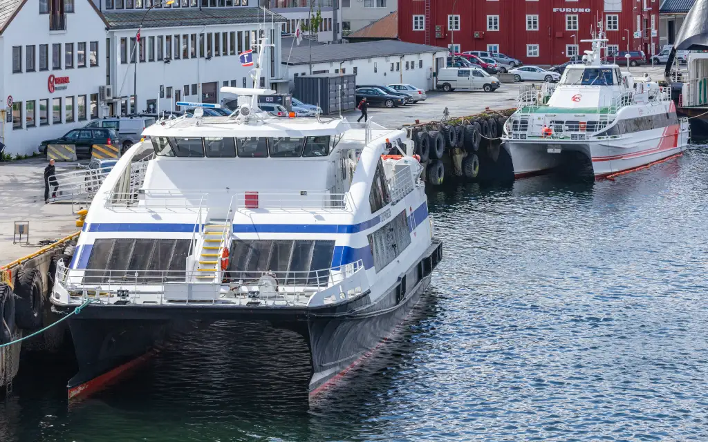 Hurtigbåter ved kai i Sandnessjøen som knytter Herøy Nordland til fastlandet og øyene rundt.