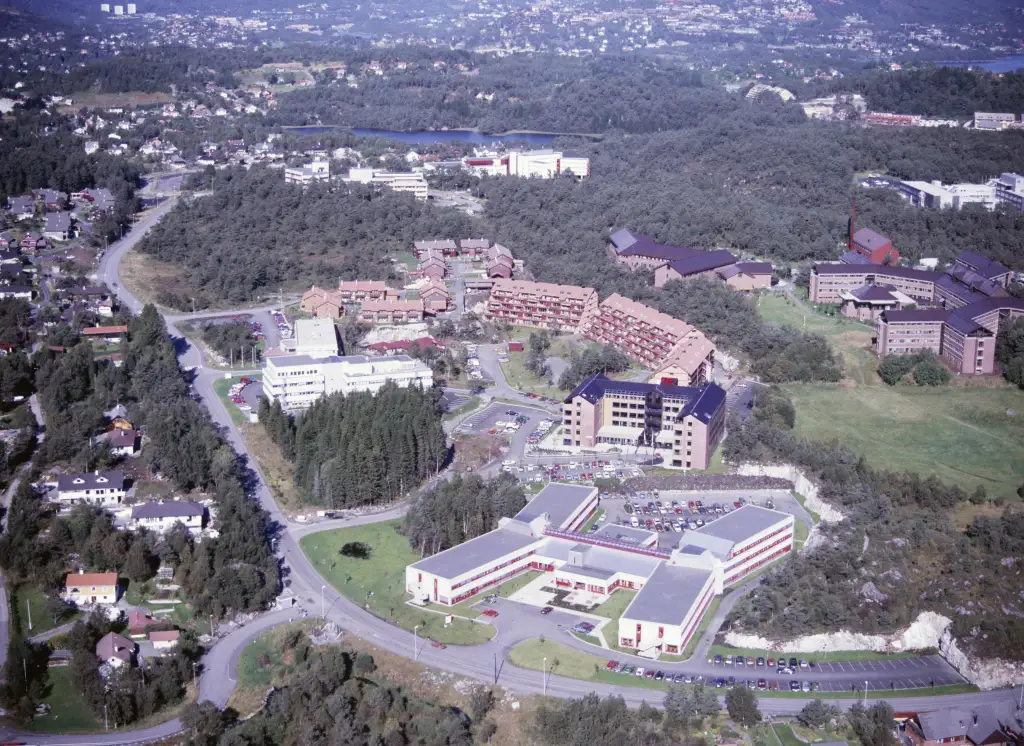 Kokstad i Ytrebygda sett fra lufta med næringsbygg og veier.