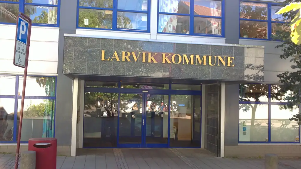 Inngangen til Larvik kommunes kontorer i Feyers gate 7 i Larvik sentrum.