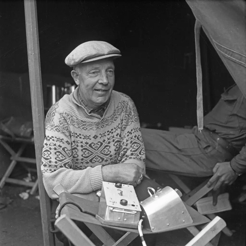 Oppfinner H. Dahle i Høyanger sitter med et selvutviklet teknisk apparat i 1967.