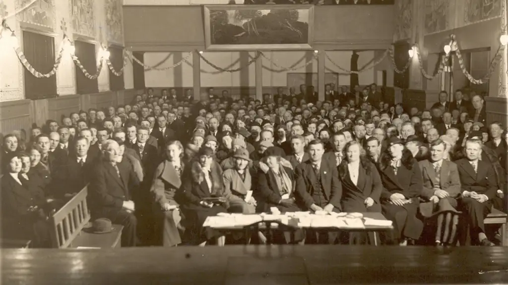 Fullsatt sal i Folkets hus i Høyanger med arbeidere og familier samlet til møte.