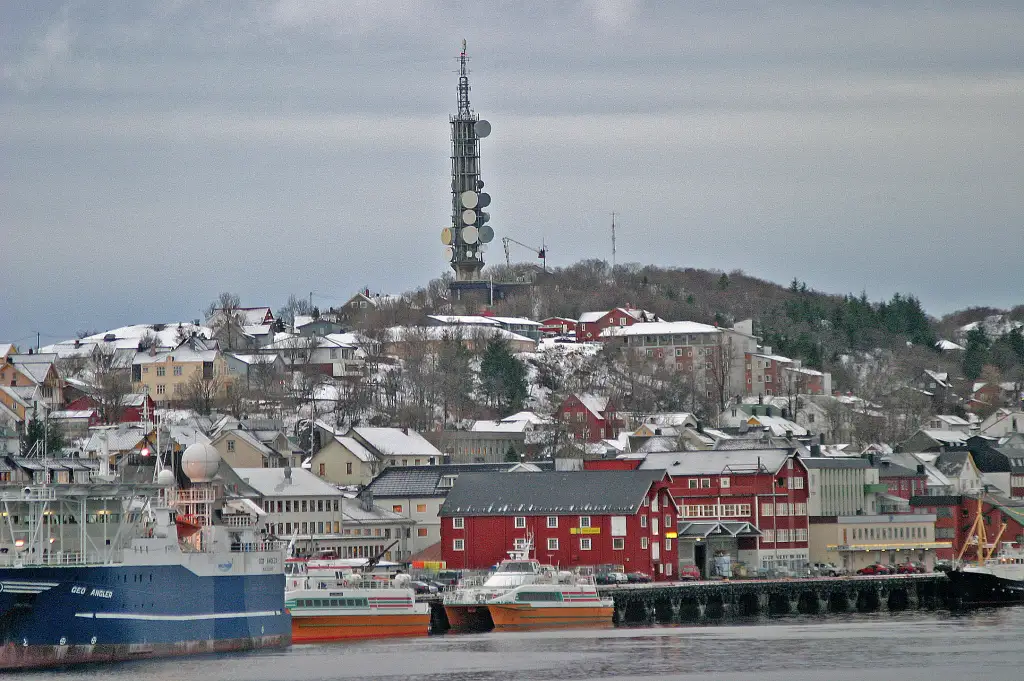 Sandnessjøen med havn, bebyggelse og boligområder samlet langs sjøfronten