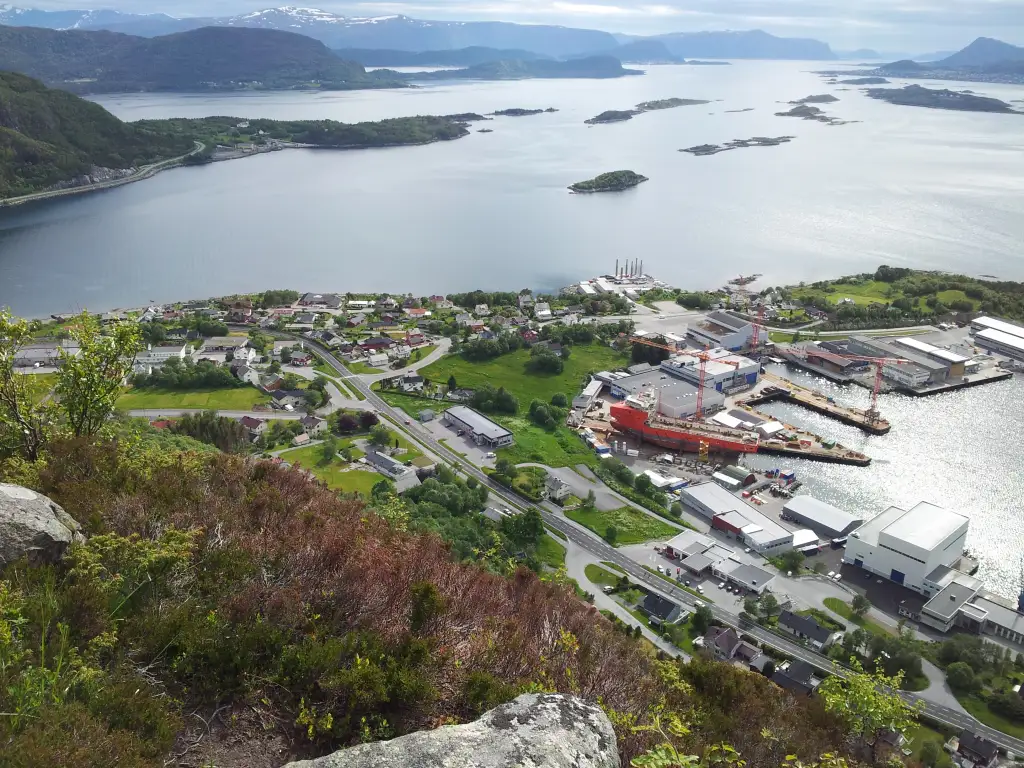 Utsikt over Søvika med bebyggelse og fjord sett fra Hagefjellet