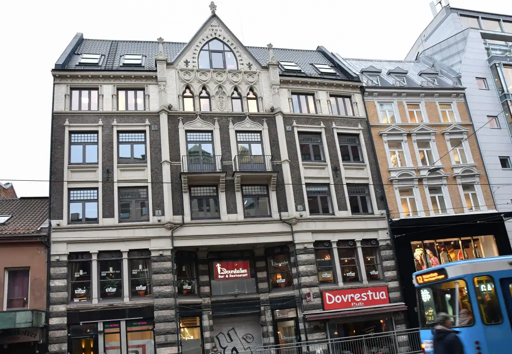 Storgata 22 i Oslo med Dovrehallen og Dovrestua i gateplan sett fra gaten.