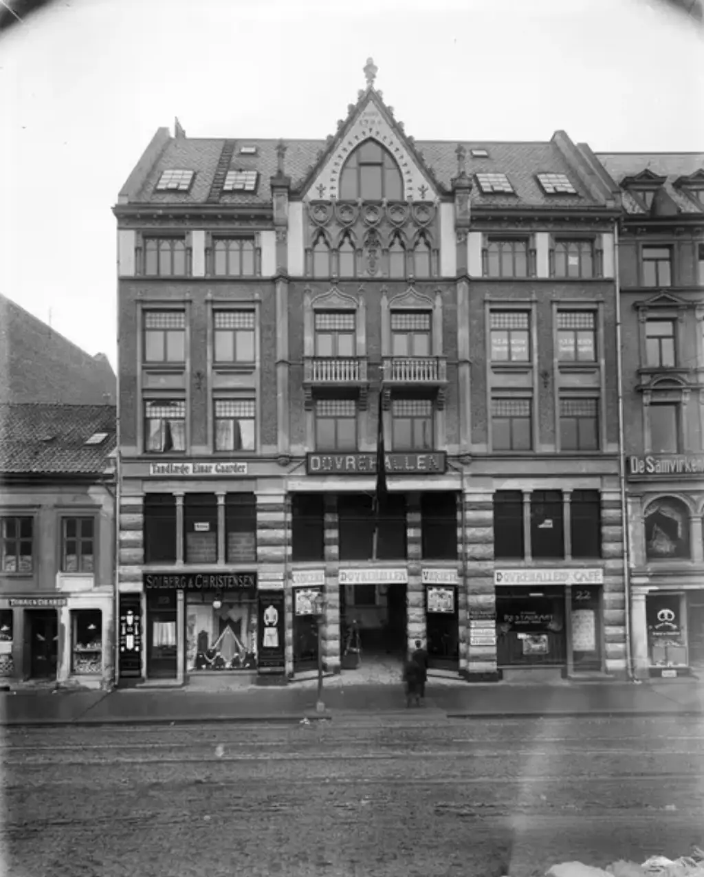 Storgata 22 i Oslo med Dovrehallen og forretningsgårder sett fra gaten rundt 1900.