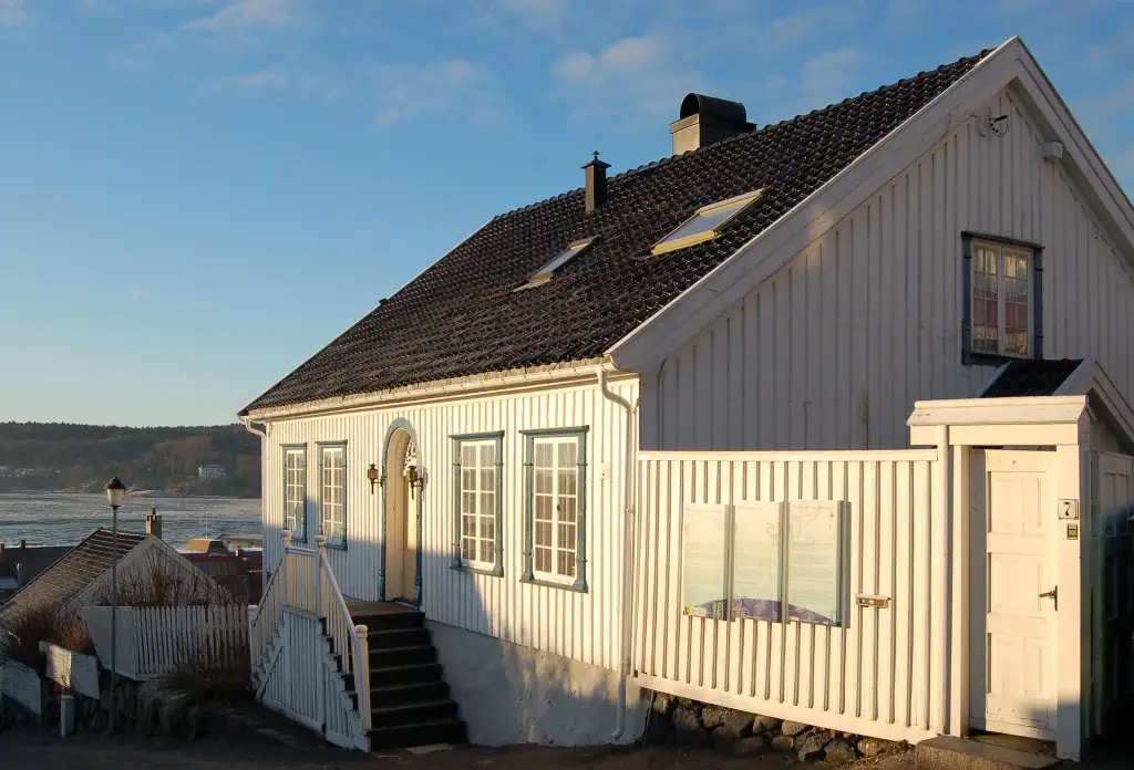 Thor Heyerdahls barndomshjem i Steingata 7 i Larvik, et hvitmalt trehus med historisk betydning.