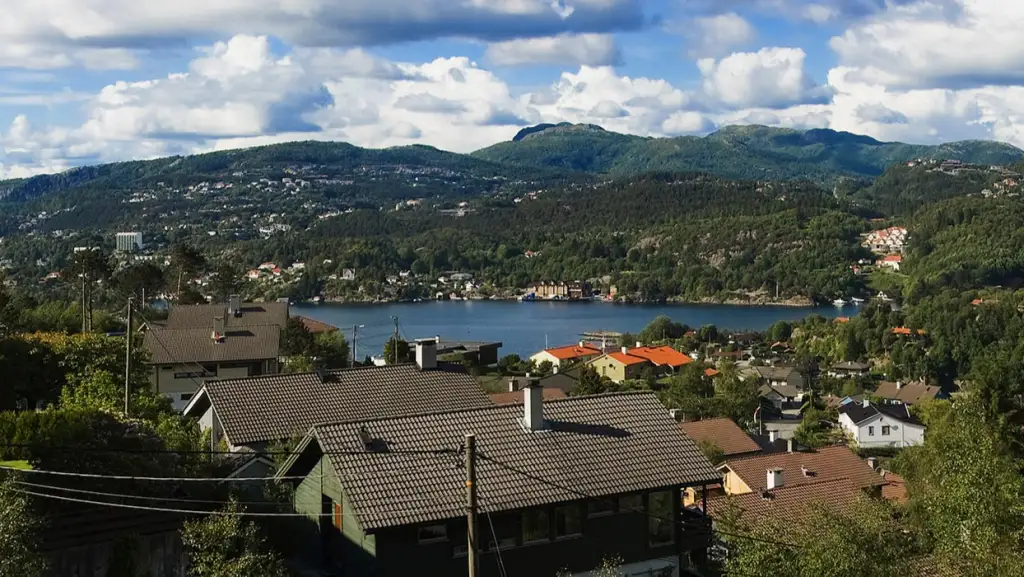 Åsane sett fra Munkebotn med Byfjorden og boligområder i forgrunnen.