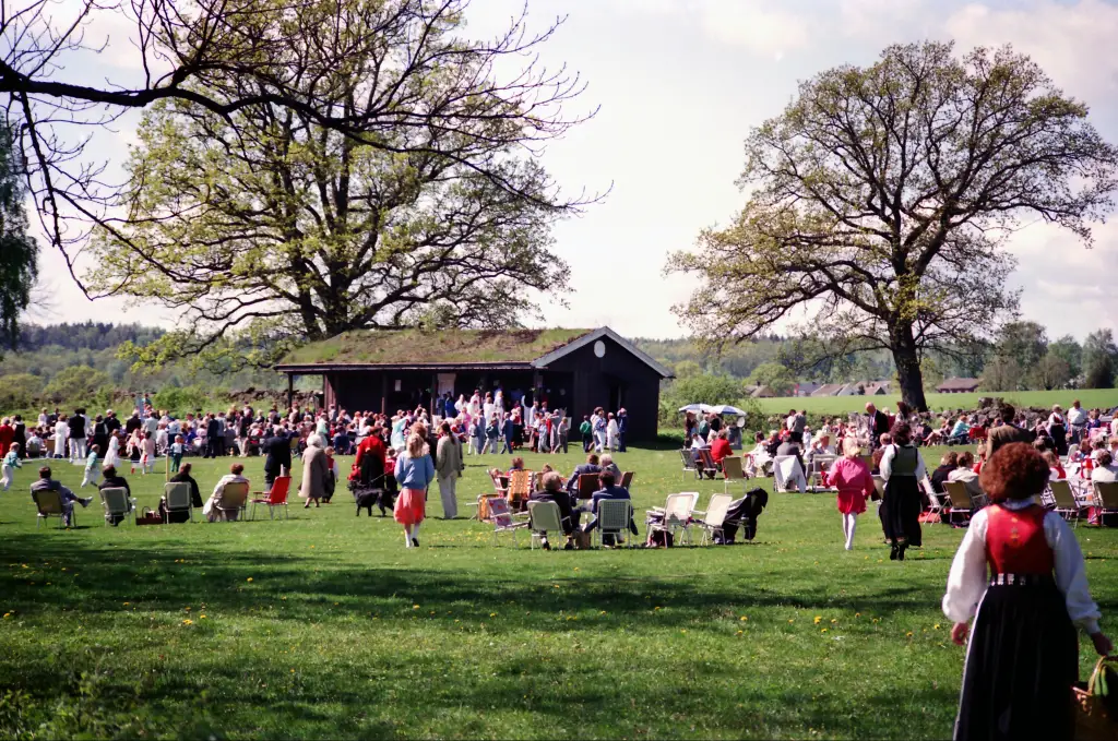 17. mai-feiring med folk samlet i Borreparken i Horten i 1987.