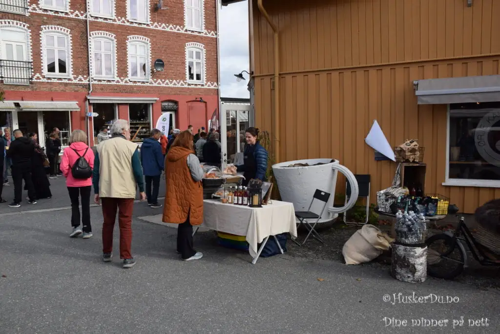 Salgsboder med lopper og mat på høstmarkedet i Ørje sentrum