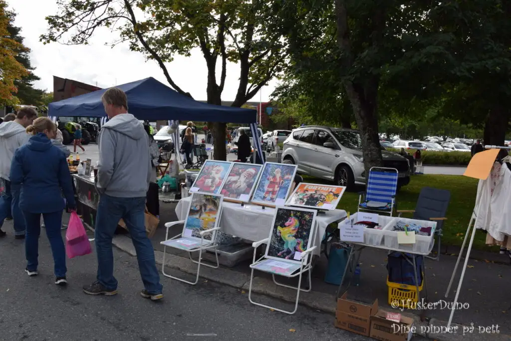 Salgsboder med bruktvarer og kunst på høstmarkedet i Ørje