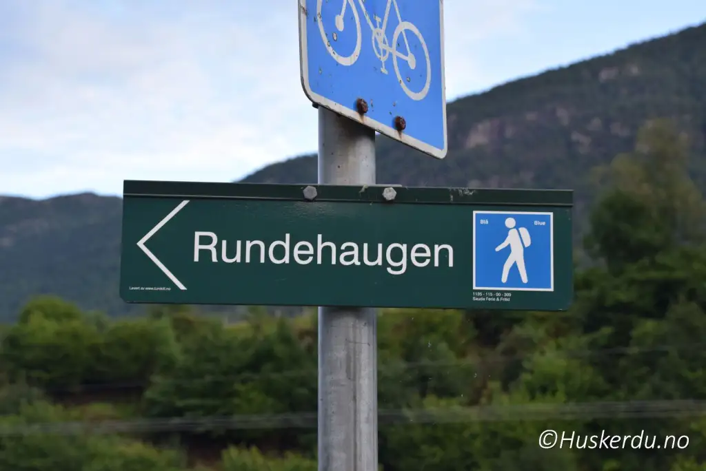 Skilt som viser vei mot Rundehaugen langs turstiene i Sauda.