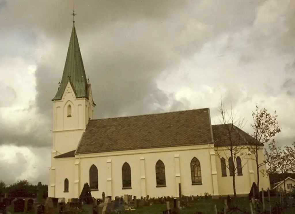 Asak kirke i tegl ved Femsjøen i Halden kommune