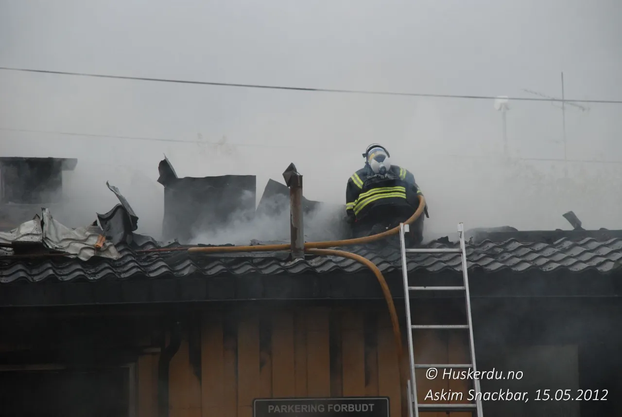 Askim Snackbar i brann i Askim sentrum med innsats fra brannvesen