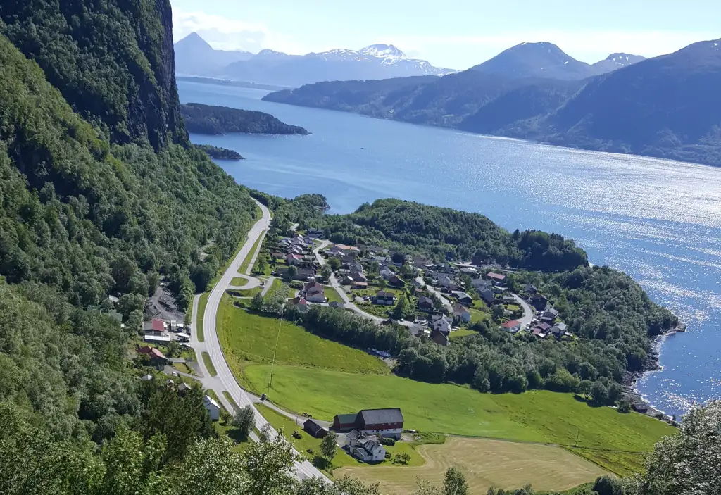 Eidskrem i Aukra kommune med boligfelt ved fjorden sett fra stien mot Eidskremheia.