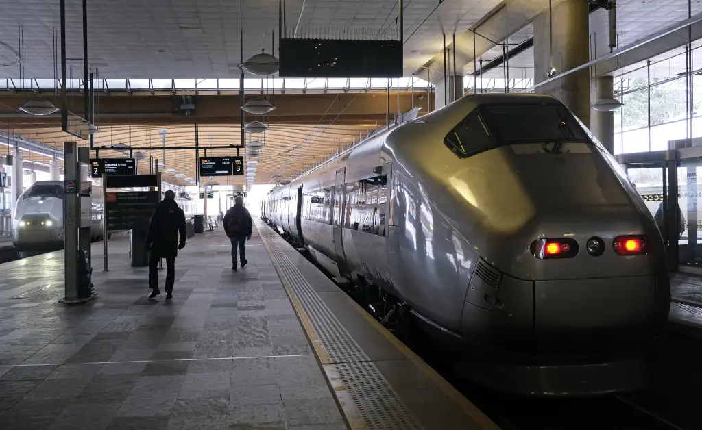 Flytoget på Gardermoen stasjon under terminalen ved Oslo lufthavn Gardermoen.