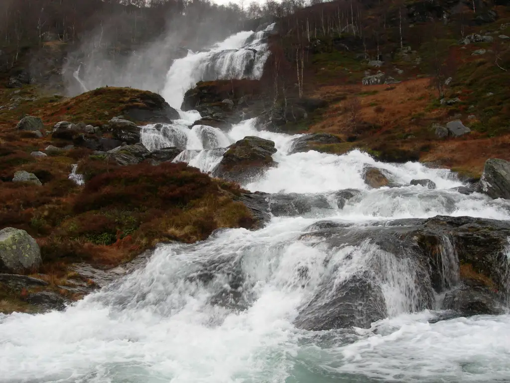 Foss i Åbødalen der vannet renner i flere trinn ned fjellsiden i Sauda