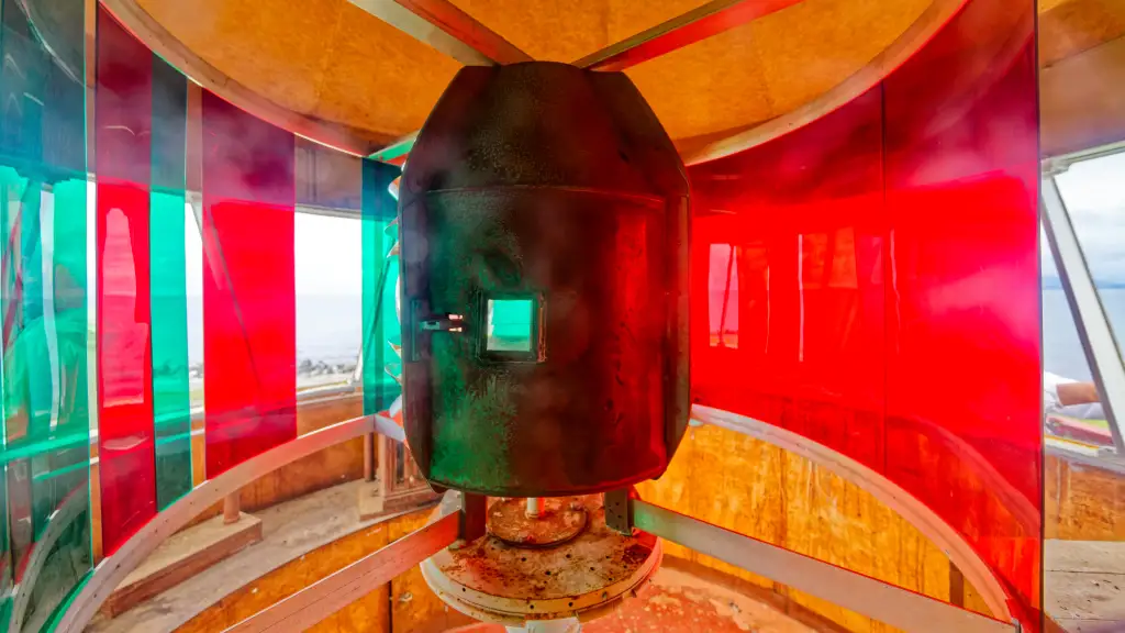 Fyrapparatet inne i Alnes fyr med linser og fargede glass.