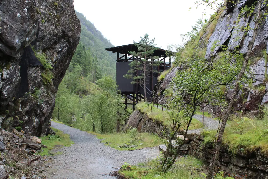Galleriet i Allmannajuvet med mørk trekonstruksjon langs fjellsiden i Sauda