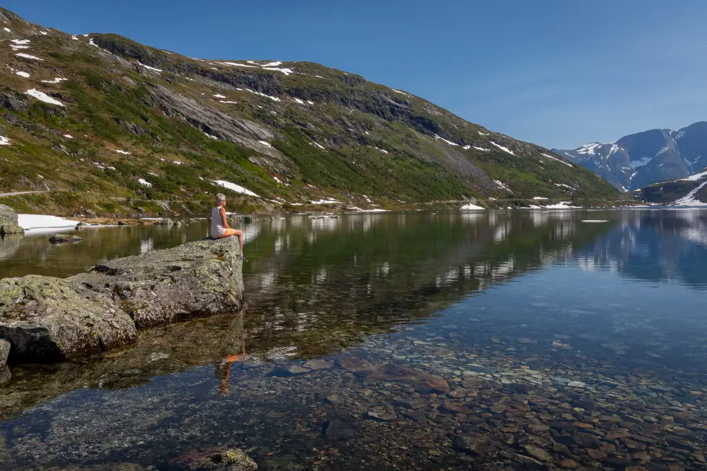 Pause ved fjellvann langs veien over Gaularfjellet en sommerdag.