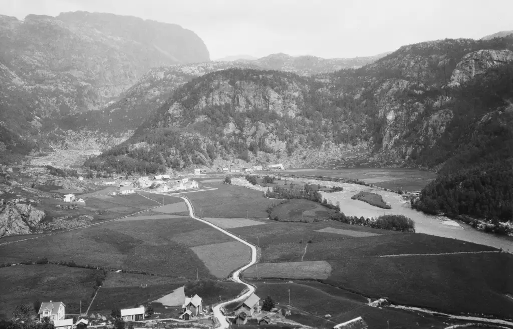 Hellandsbygda i Sauda ved foten av Saudafjellet med gårder dalføre og fjellandskap.