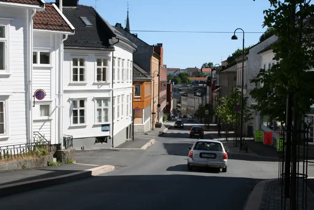 Vestre gate i Arendal sentrum med bolighus og daglig biltrafikk.