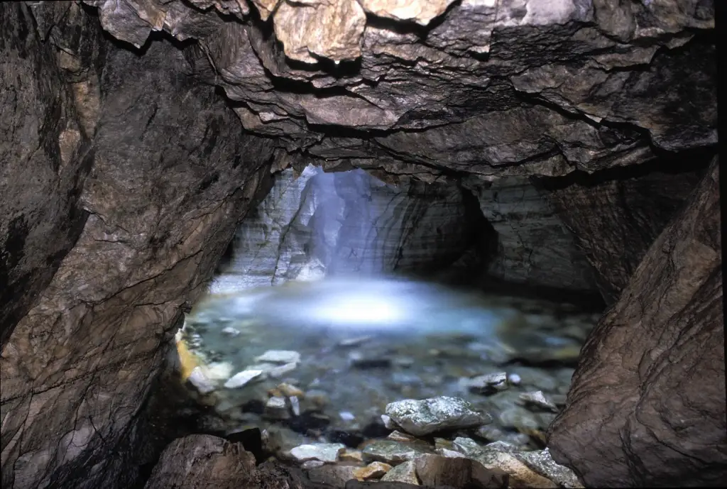Underjordisk bekk og foss inne i Trollkirka i Hustadvika.