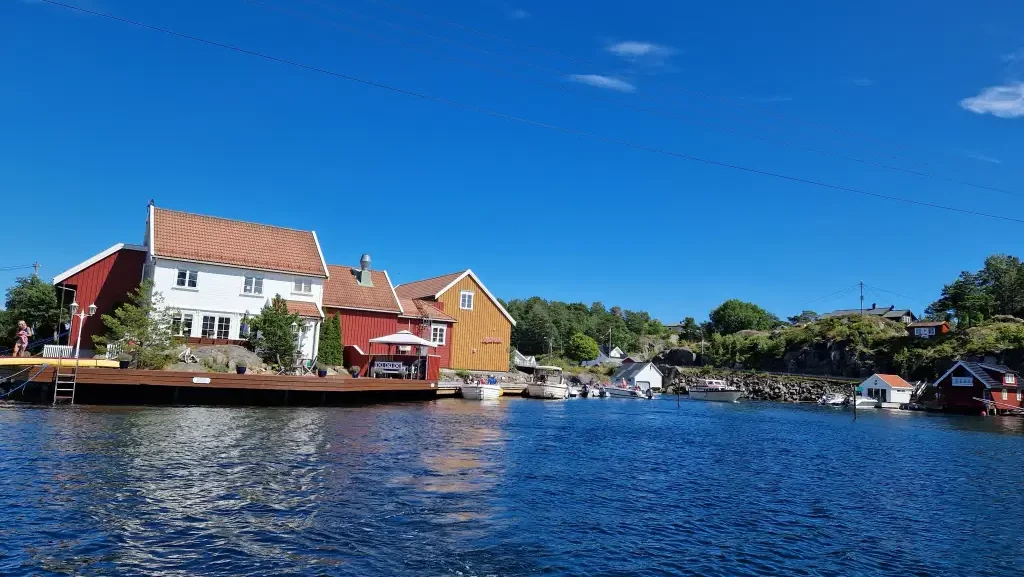 Matkroken Kilsund og brygger langs sundet i Flosta i Arendal kommune.