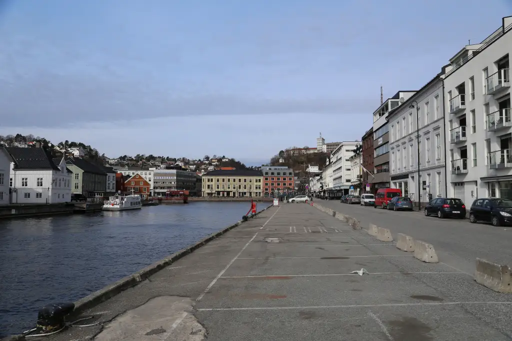 Langbryggen i Arendal sentrum langs Pollen med kaifront og bebyggelse.