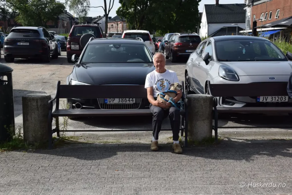 Lars Sæterbø i Askim sentrum med hund på fanget