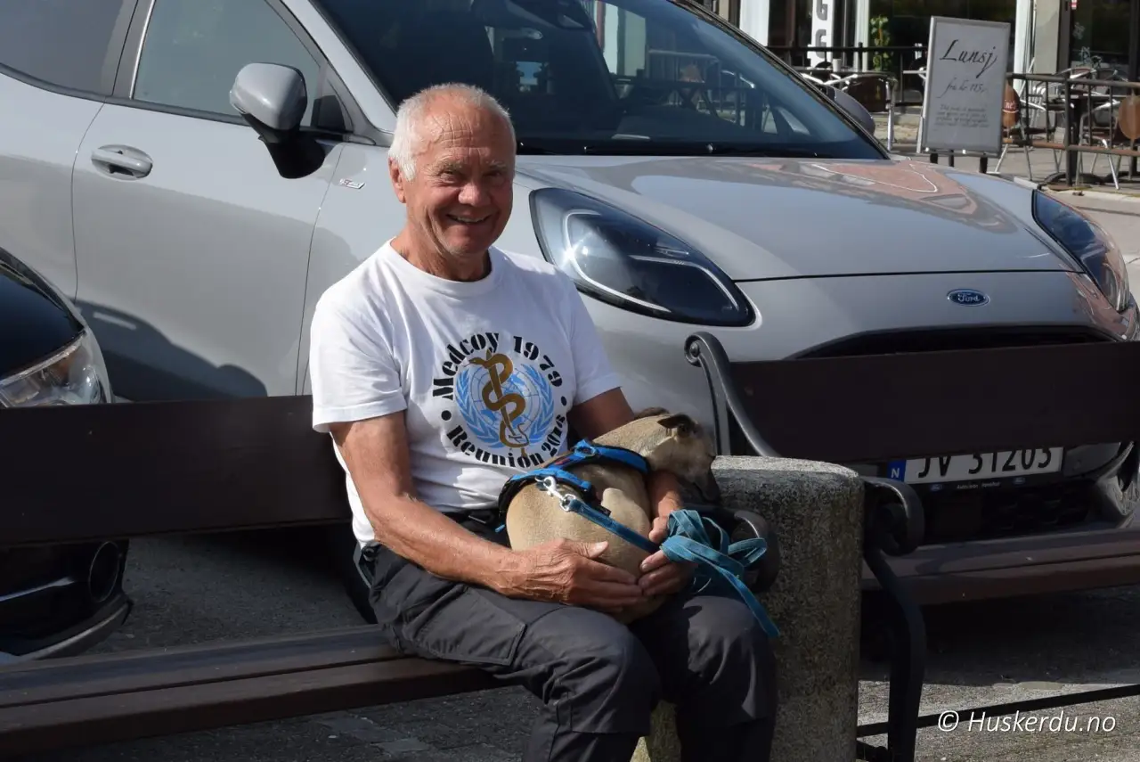 Lars Sæterbø i Askim sentrum med hund på fanget