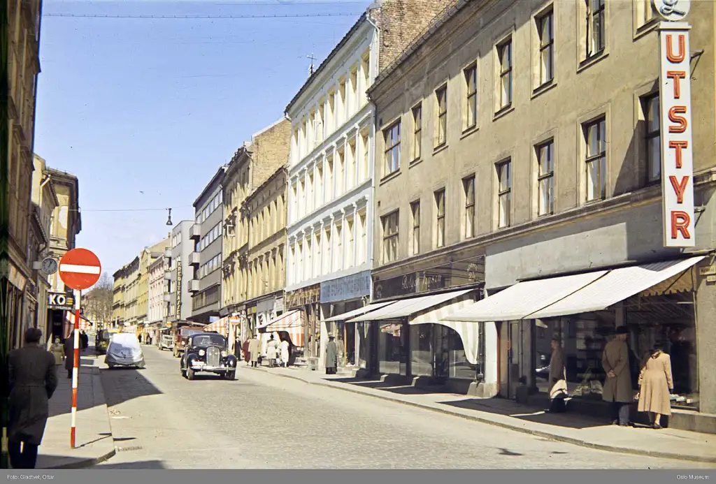 Markveien på Grünerløkka i Oslo med bygårder biler og gateliv i 1958.