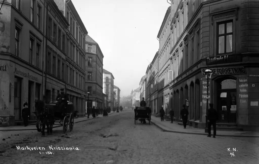 Markveien i Kristiania med bygårder, hestekjøretøy og fotgjengere i 1906.