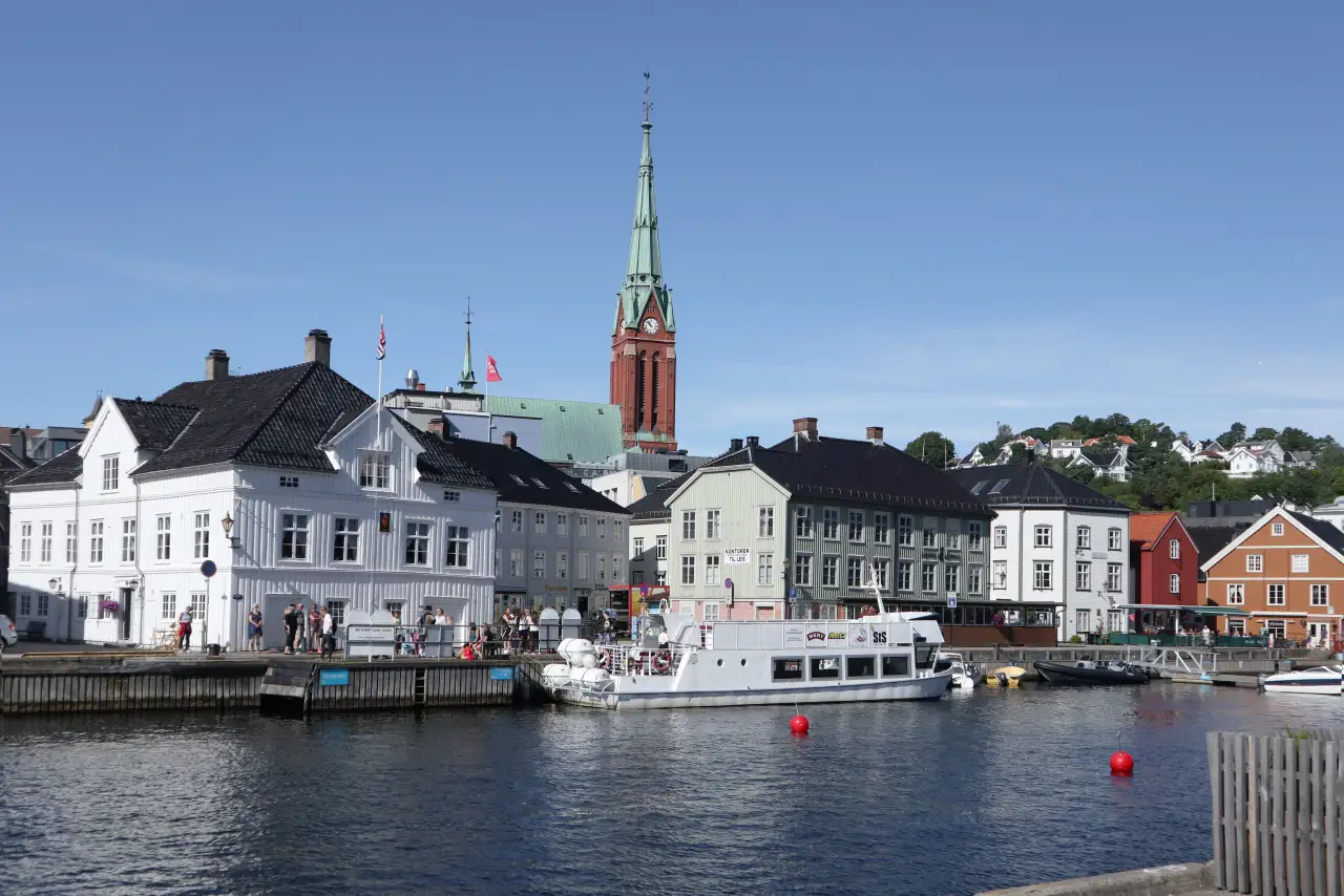 Nedre Tyholmen i Arendal med tett trehusbebyggelse langs Pollen og havna.