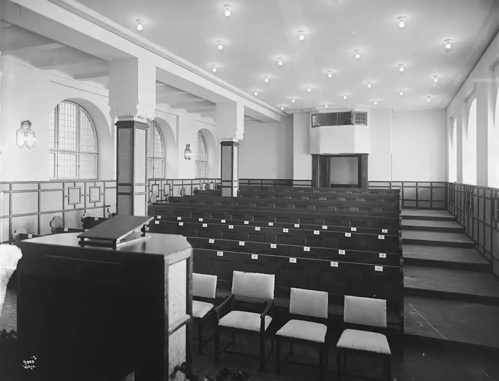 Foredragssal ved Oslo Sjømannsskole med faste benker og talerstol rundt 1909