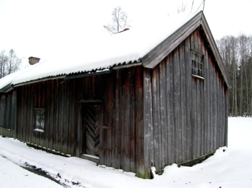 Rullebua på Steinberg gård omgitt av snø en vinterdag.