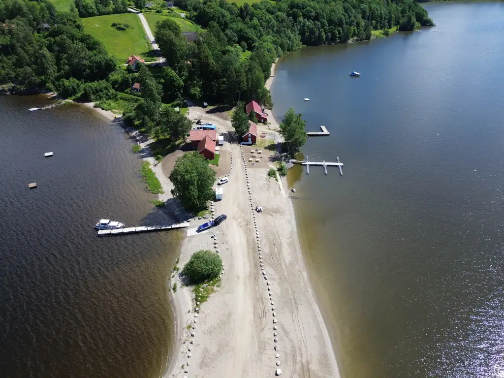Sandstangen i Øyeren sett fra luften med sandtunge, brygger og badeplass