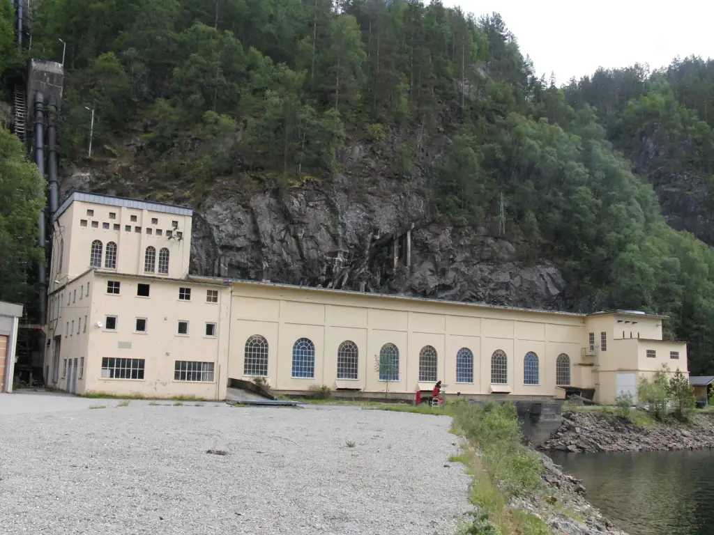 Sauda 1 kraftverk i Hellandsbygda bygget inn mot fjellveggen ved Storlivatn.