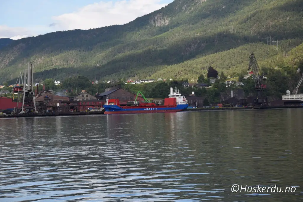 Smelteverket og industrihavnen i Sauda med skip ved kai i Saudafjorden