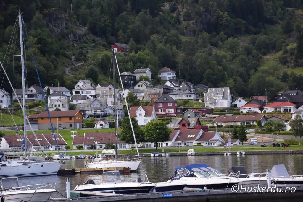 Båtrampen og småbåthavnen i Sauda med fritidsbåter og bebyggelse langs Saudafjorden