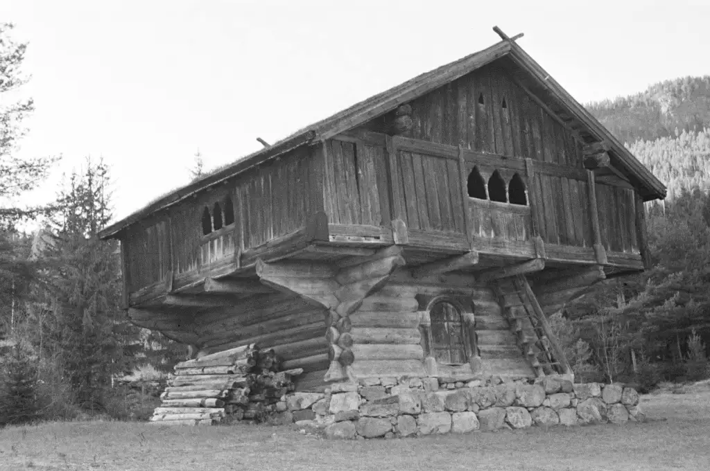 Staveloftet ved Hallingdal Museum i Nesbyen fotografert i 1941.