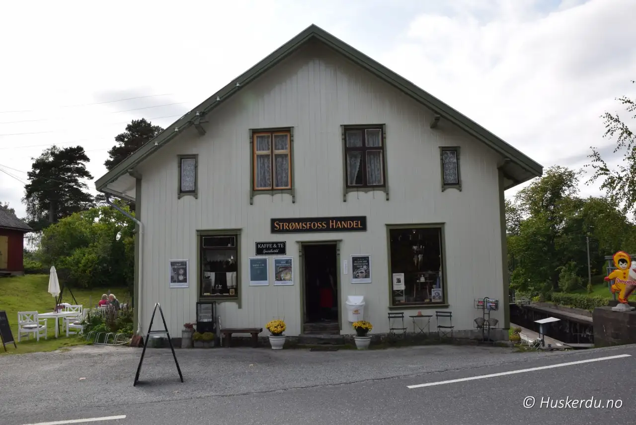 Strømsfoss med sluser, brygge, Strømsfoss Handel og Strømsfoss Mølle i Aremark.