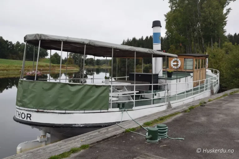 M/S Thor fortøyd ved brygga i Strømsfoss ved Haldenkanalen i Aremark