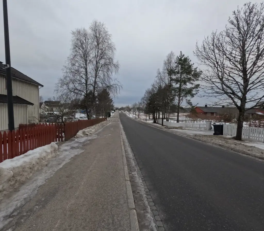 Hovedveien gjennom Svinndal sett fra kirken og skolen