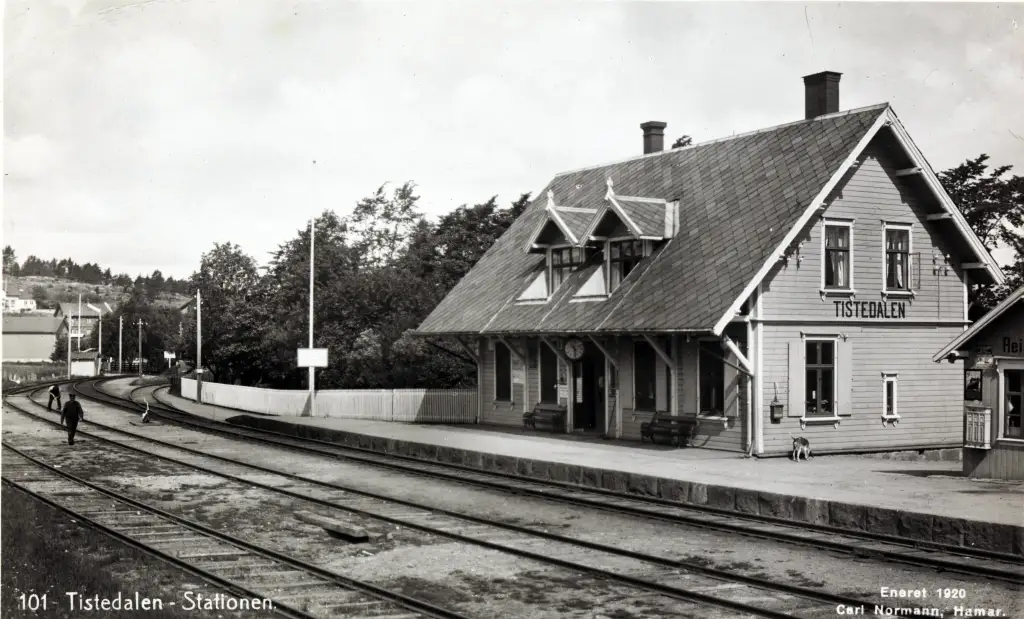 Jernbanestasjonen i Tistedalen med spor og stasjonsbygning tidlig på 1900-tallet