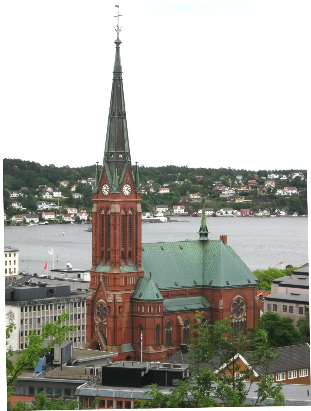 Trefoldighetskirken ruver over Arendal sentrum med Galtesund og boligområder i bakgrunnen.